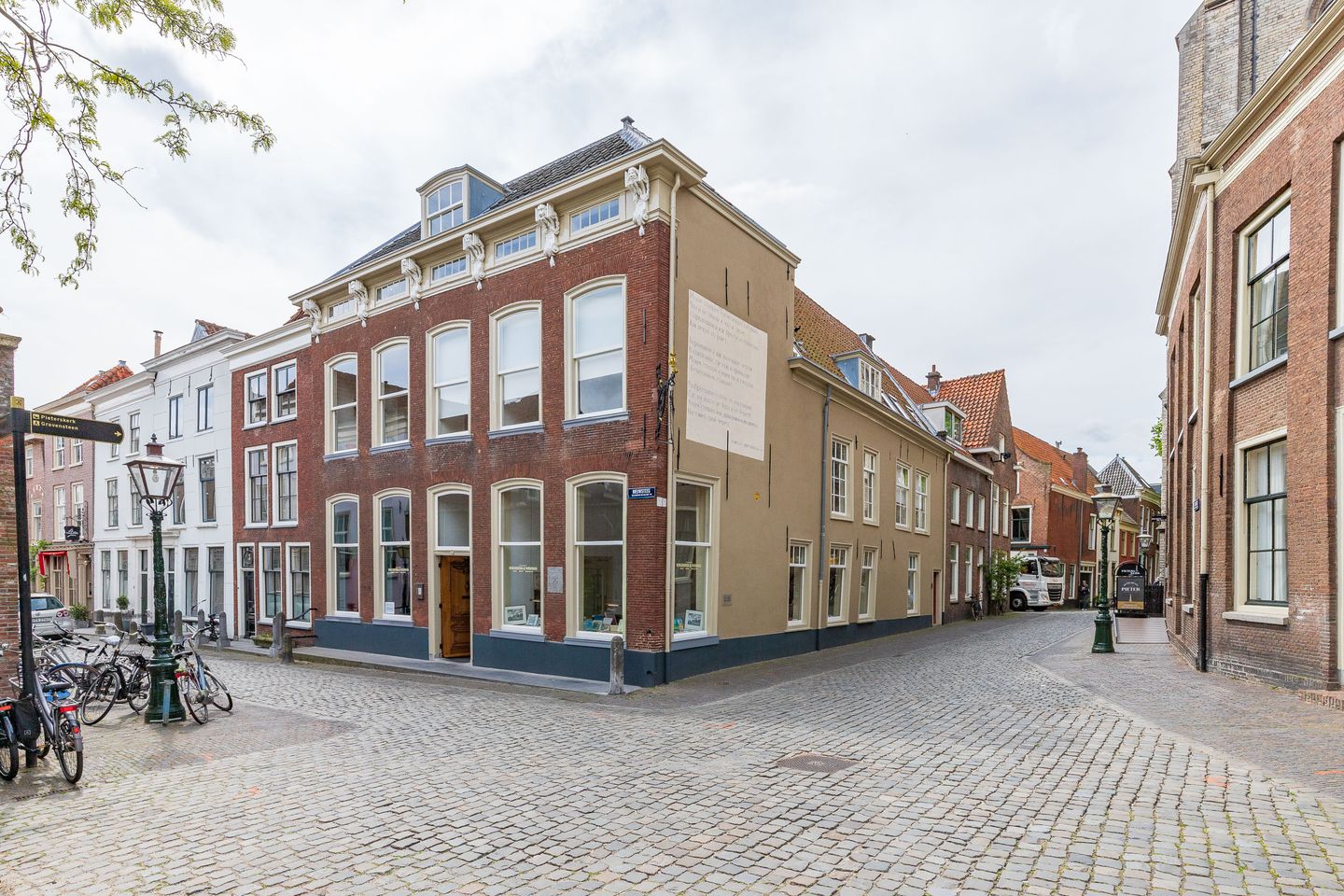 Nieuwsteeg 1
