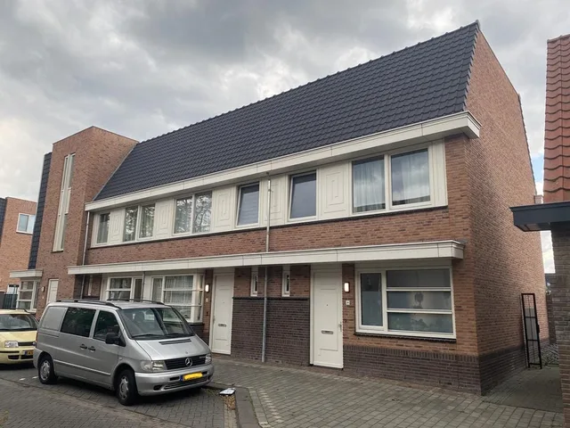 Pastoor van Leeuwenstraat 24